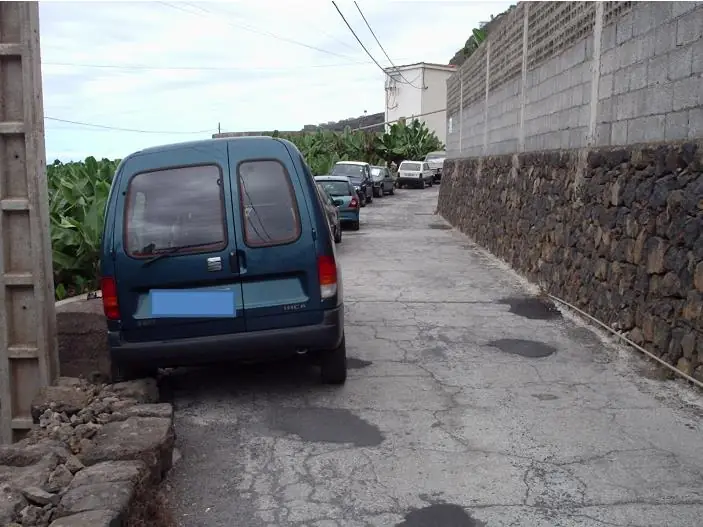Foto coches acceso El Rincón
