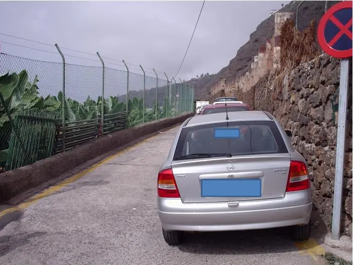 Foto coches acceso El Rincón