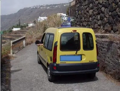 Foto coches acceso El Bollullo
