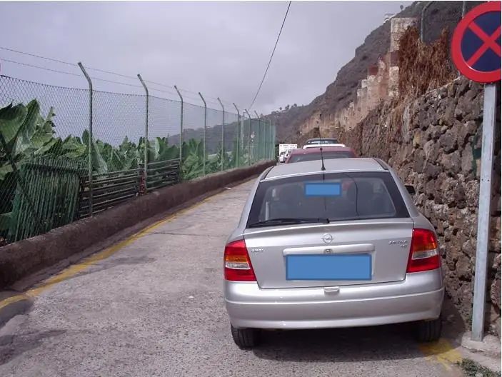 Foto coches acceso El Rincón